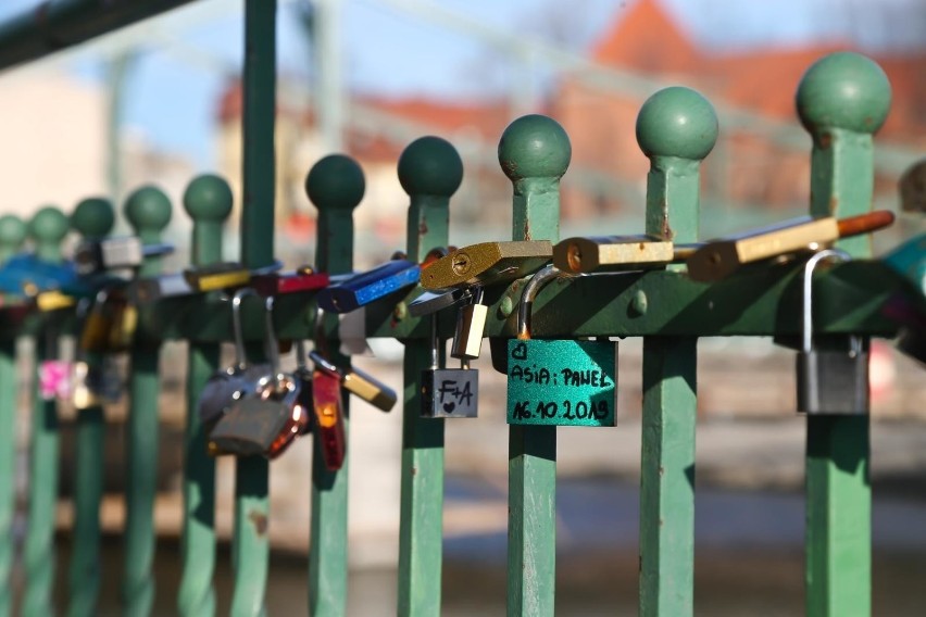 Zakładanie kłódek na Moście Tumskim było wrocławską tradycją...