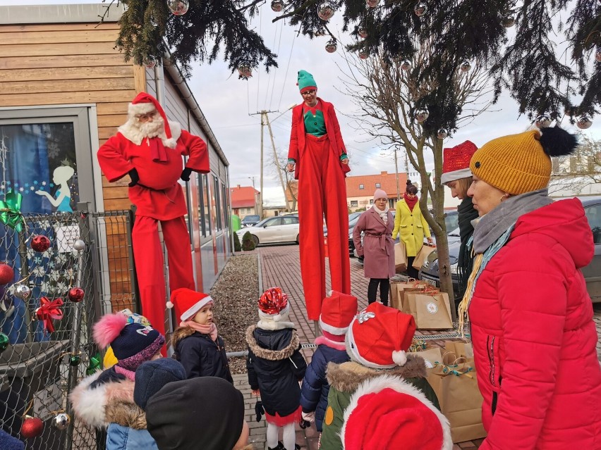 Gwiazdor i Elf na szczudłach odwiedzili gminę Przemęt