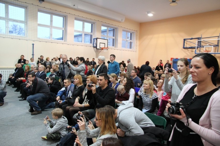 Sala sportowa w SP 11 w Płocku i pasowanie uczniów