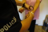 Policja w Kaliszu: 24-latek napadł na przechodnia