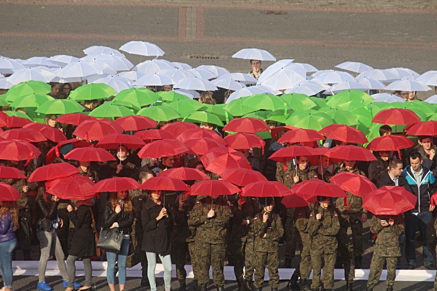 700 uczniów ułożyło z parasolek flagę Lublina