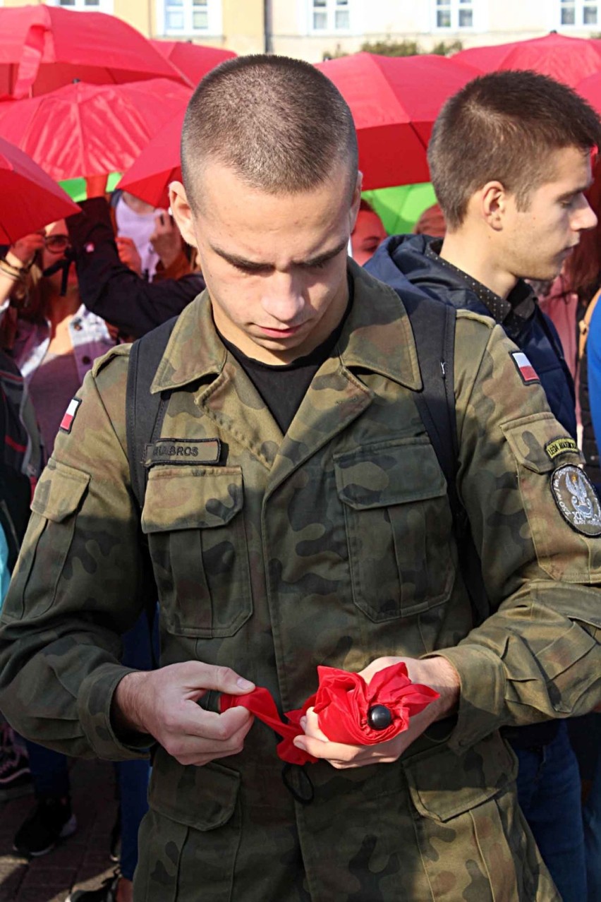 700 uczniów ułożyło z parasolek flagę Lublina