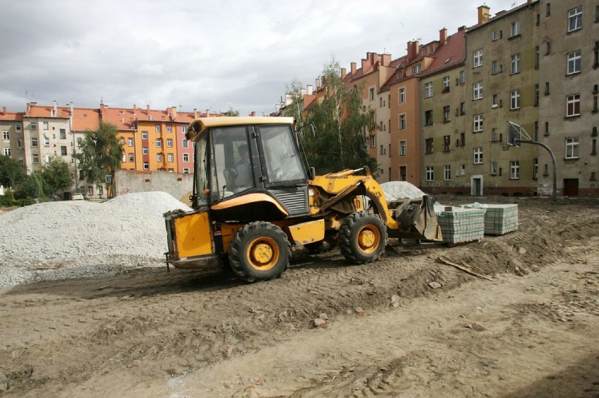 Trwa budowa siłowni pod chmurką w Legnicy(ZDJĘCIA)