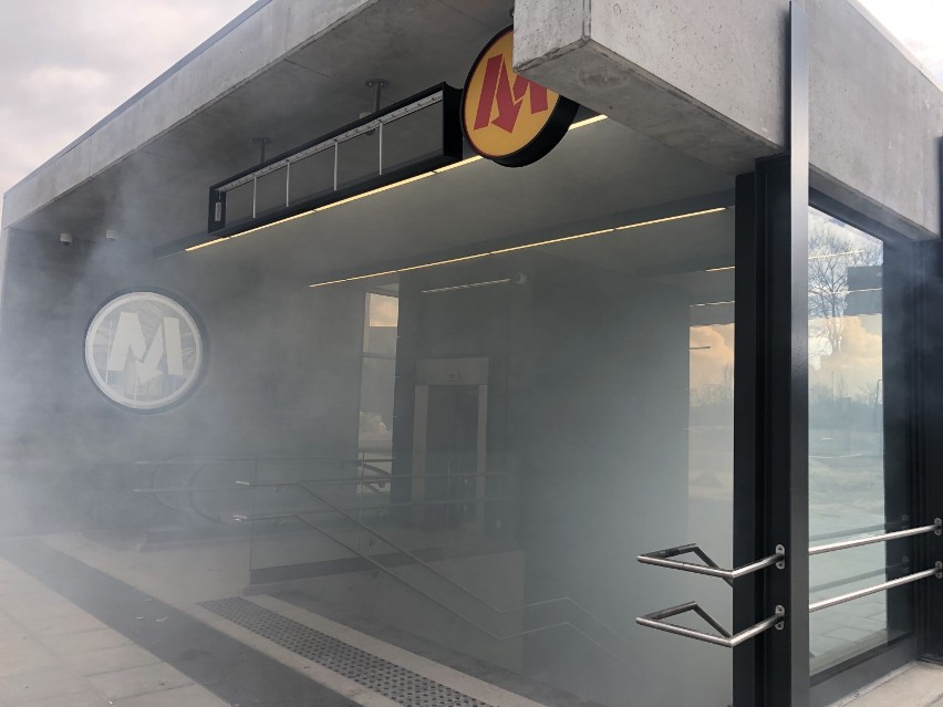 Metro na Targówku. Jeszcze nie otwarte, a już dymi. Trwają testy na nowym odcinku