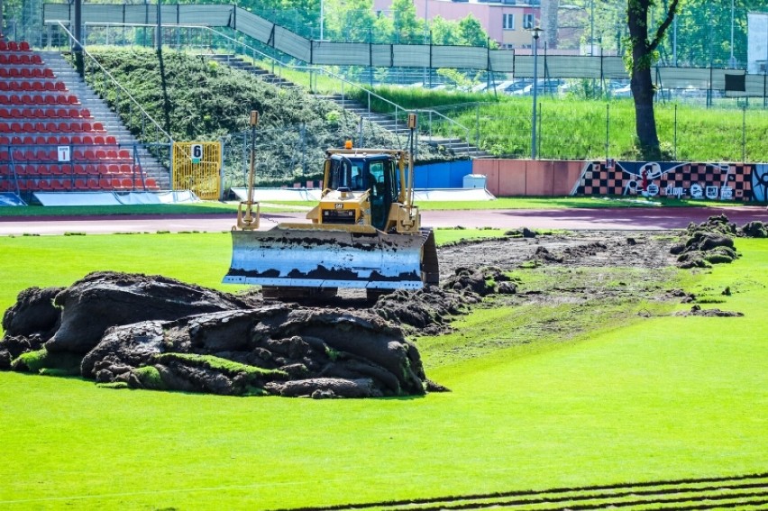 Budowa podgrzewanej murawy na stadionie w Głogowie
