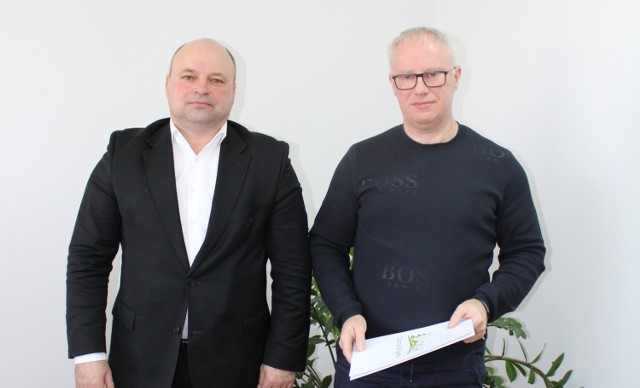 Od lewej: wójt gminy Rogowo Zbigniew Zgórzyński i wykonawca inwestycji Jarosław Zieliński