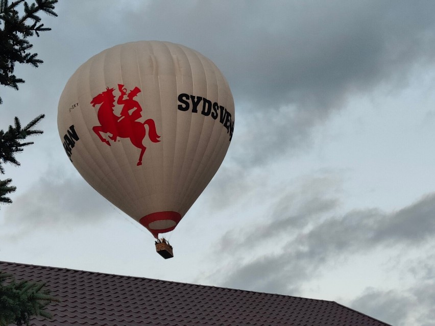 Kto przelatywał nad Kiełpinem tajemniczym balonem? Przez chwilę leciał tuż nad dachami budynków!
