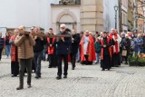 Wierni w Jeleniej Górze przeszli Drogę Krzyżową. Przeszli trasę z Bazyliki Mniejszej do kościoła Podwyższenia Krzyża Świętego