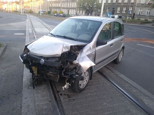 Do zdarzenia doszło we wtorek, 23 kwietnia, z samego rana na skrzyżowaniu w Gorzowie. Kierująca fiatem uderzyła w bok volkswagena.

Do zderzenia samochodów doszło na skrzyżowaniu ulic Jancarza i Estkowskiego. Kierująca fiatem wymusiła pierwszeństwo kierowcy volkswagena passata i uderzyła  bok auta. Na skrzyżowaniu Jancarza z Estkowskiego.

Na szczęście nikomu nic się nie stało. Fita ma mocno rozbity przód. Oba pojazdy z miejsca zdarzenia zabrała pomoc drogowa.

WIDEO: Na małą lawetę ładował za ciężką karetkę
