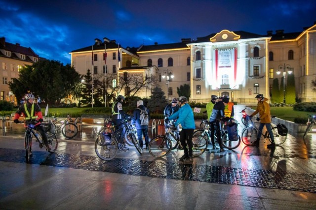 W piątek, punktualnie o godz. 18 ze Starego Rynku w Bydgoszczy wystartował lutowy przejazd Bydgoskiej Masy Krytycznej. Zobaczcie naszą fotorelację.