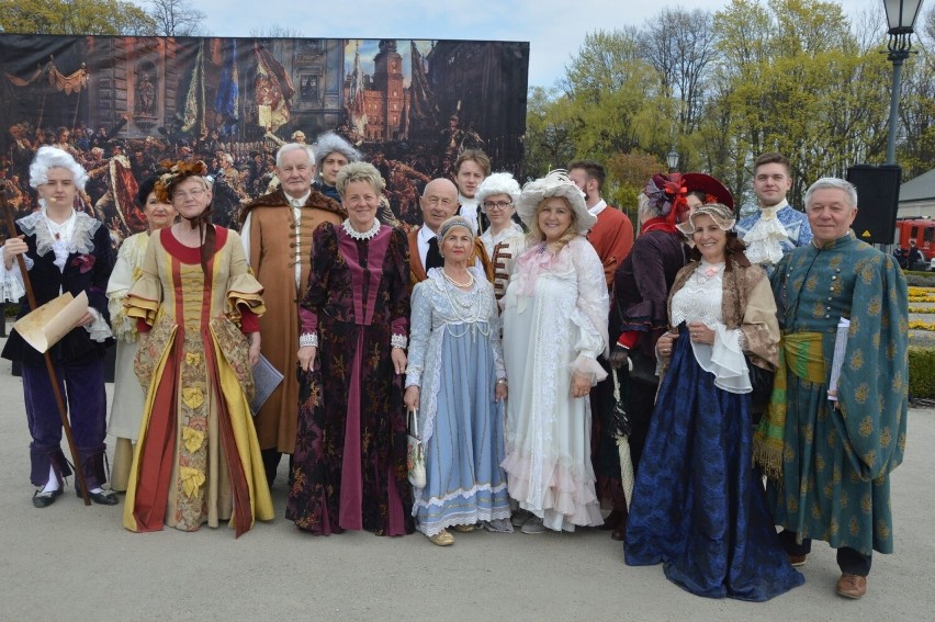 Święto Konstytucji 3 Maja w Końskich. Msza święta w kolegiacie świętego Mikołaja i uroczystości w parku. Zobaczcie zdjęcia 