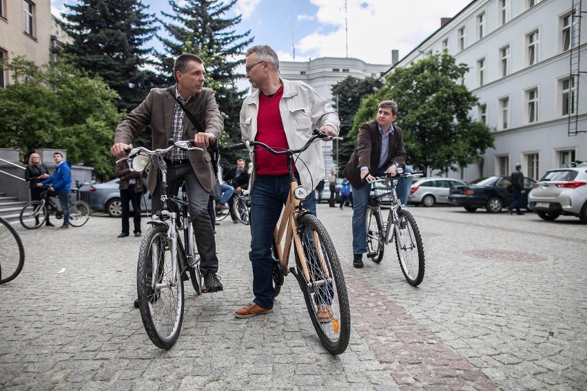 Radni sprawdzili, jak się jeździ rowerem po ulicach Łodzi
