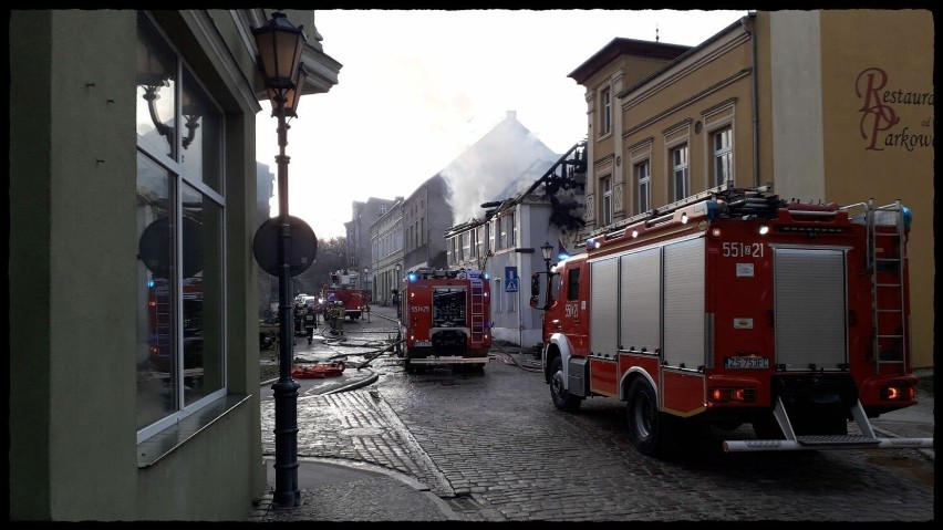 Dogaszanie kamieniczki z restauracją w Połczynie po pożarze...