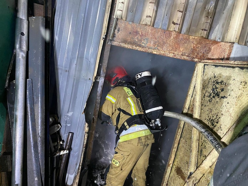 Lębork. Wieczorem strażacy gasili pożar wiaty na posesji obok Powiatowego Urzędu Pracy