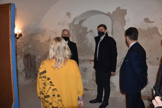W grudniu 2021 r. Karol Rabenda, wiceminister aktywów państwowych, zwiedzał Ratusz na Starym Mieście od piwnicy aż po dach