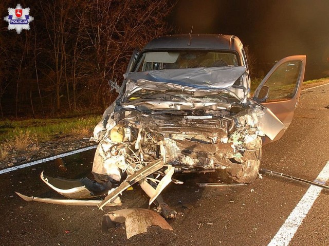 Do tragicznego w skutkach wypadku, w którym zginęły dwie osoby doszło w czwartek w miejscowości Niewęgłosz gm. Czemierniki. Ze wstępnych ustaleń policjantów wynika, że spowodował go 37-latek kierujący oplem zafirą, który posiadał dożywotni zakaz prowadzenia pojazdów. Wstępne badania laboratoryjne wskazały, że kierujący był nietrzeźwy. Została od niego pobrana krew do badań na zawartość alkoholu.