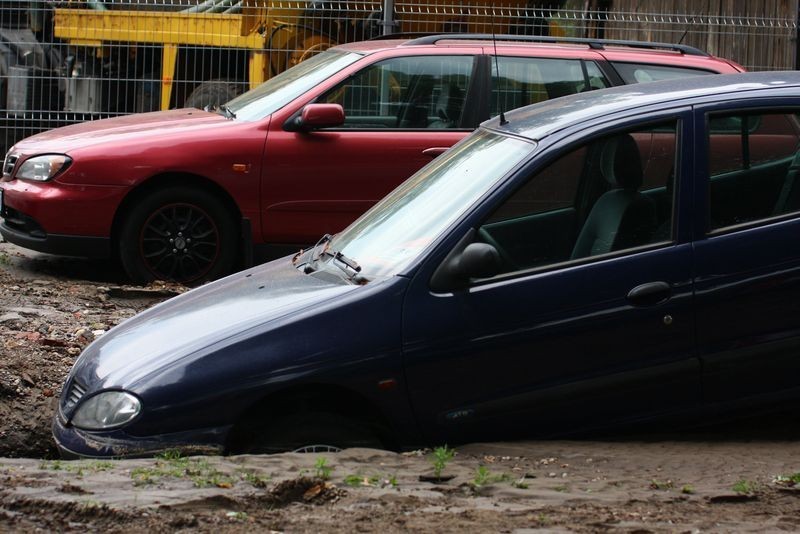Awaria wodociągowa na ulicy Kartuskiej. Pod samochodem na placu zapadła się ziemie [ZDJĘCIA]