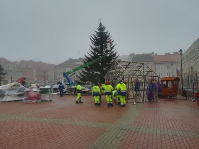 Trwają intensywne prace nad dekoracjami świątecznymi na Starym Rynku