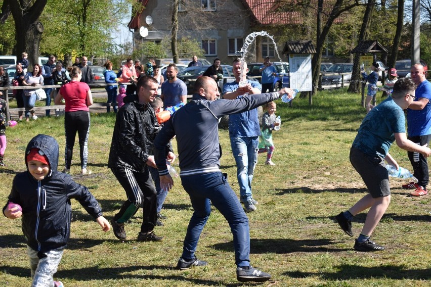 Znowu będą obchodzić Lany Poniedziałek w Grabicach. Będzie kolejna odsłona Wodnej Wojny. Tak oblewali się w zeszłych latach (ZDJĘCIA)