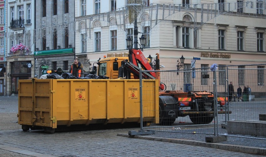 Kawałki rozbitego szkła, korki od szampana, konfetti -...