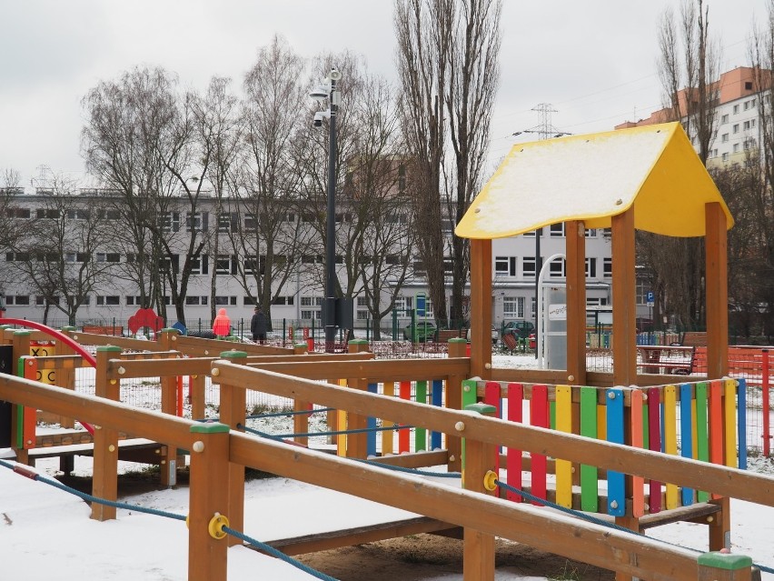 Gadający plac zabaw w Łodzi! Halo, halo widzę panią! Proszę posprzątać po swoim psie!