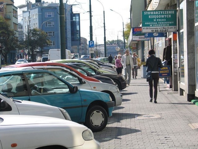 Jak zabezpieczyć samochód przed kradzieżą? Policja radzi:

Podróżując samochodem przede wszystkim nie powinniśmy:

&#8226; pozostawiać torebek, neseserów, plecaków i innych rzeczy wartościowych na fotelu pasażera czy kanapie z tyłu,
&#8226; pozostawiać auta na postoju bez nadzoru szczególnie, gdy bagaż widoczny jest przez jego szyby.