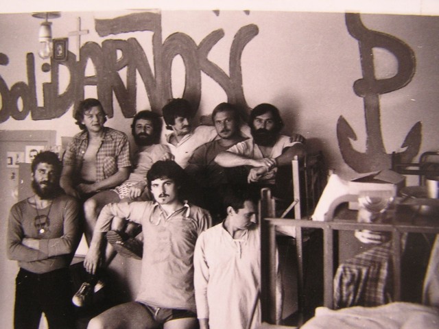 Zdjęcie wykonano w 1982 roku w Zakładzie Karnym w Kwidzynie na kr&oacute;tko przed pacyfikacją. Mirosław Duszak (pierwszy z lewej) z grupą internowanych. Aparat przemyciły siostry Mirosława Duszaka Halina i Elżbieta