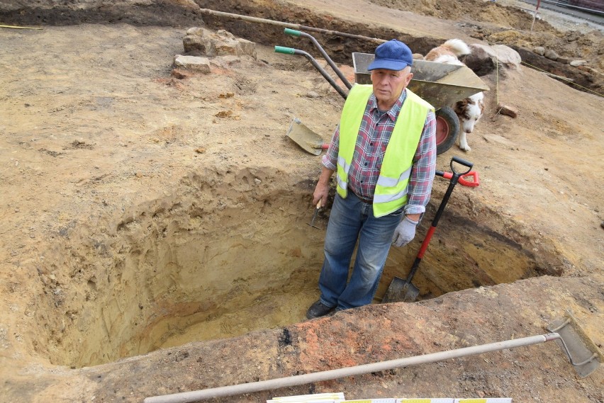 Tarnów. Archeolodzy zdali plac Kazimierza Wielkiego budowlańcom 