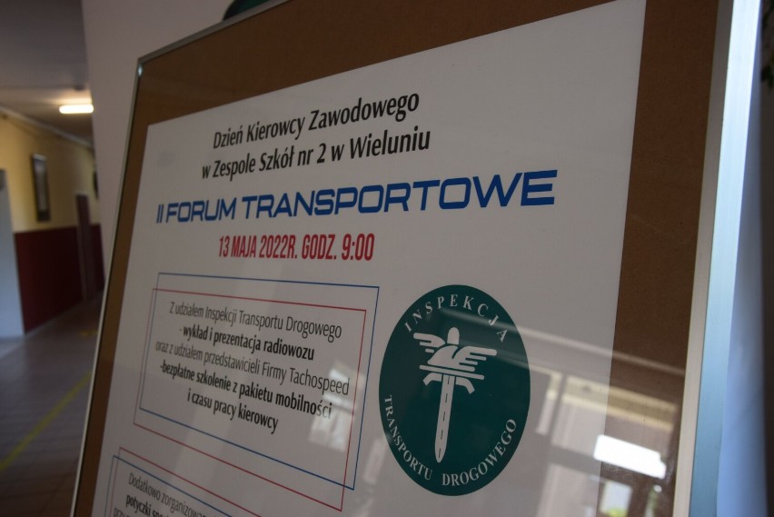 Forum Transportowe 2022 w Zespole Szkół nr 2 w Wieluniu. W trakcie wydarzenia podpisano deklarację współpracy ze strażą pożarną ZDJĘCIA