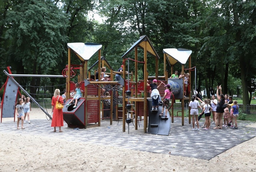 Aktywne wakacje na placach zabaw w Radomiu. Dzieci bawią się znakomicie!