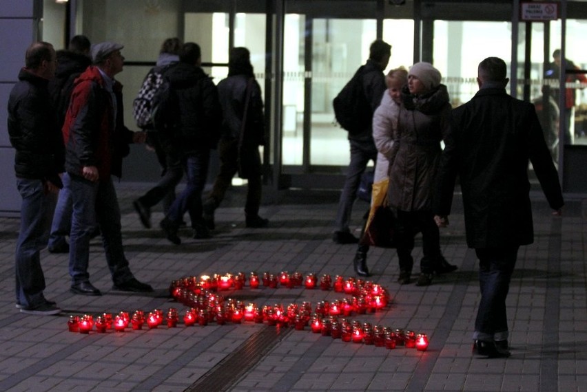 Uniwesytet Gdański: Ułożyli czerwoną wstążkę ze zniczy na znak solidarności z żyjącymi z HIV i AIDS