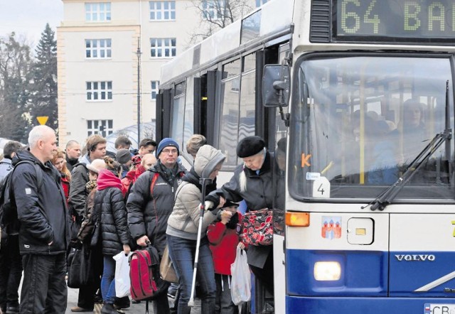 Pasażerowie na razie nie muszą się martwić o likwidację kursów popularnych linii autobusowych. Większość, w tym linia 64, pozostanie bez zmian. Jedynie do portu lotniczego pojedziemy rzadziej