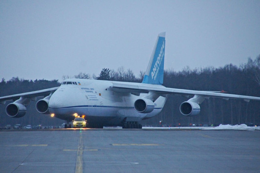 Antonow An-124 Rusłan kołuje na płytę postojową. To jeden z...