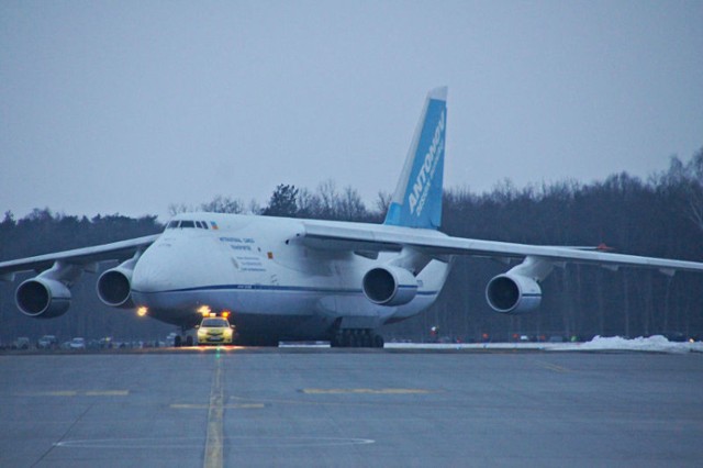 Antonow An-124 Rusłan kołuje na płytę postojową. To jeden z największych samolot&oacute;w świata. Fot. Tomasz Hens