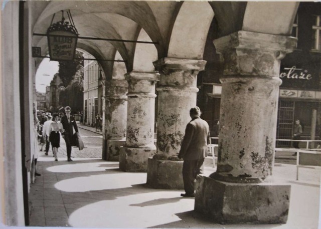 Rynek - kolumny przy wejściu do zabytkowej kamienicy Wieniawa. Dawniej, jak widać na szyldzie, działał tam Klub Domu Kultury.