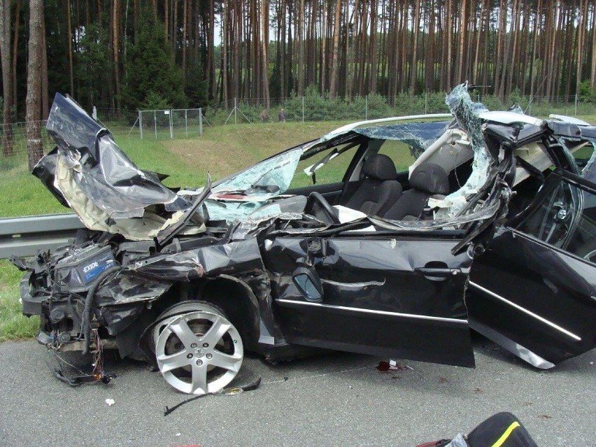 Osobowy peugeot wbił się w naczepę TIR-a