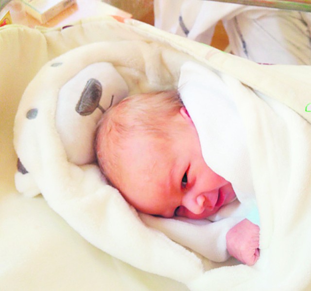 Syn Andrzeja i Anny Wiśniewskich z Chlebowa. Urodził się 29 maja o godz. 15.43. Waga: 3370 g, wzrost 57 cm