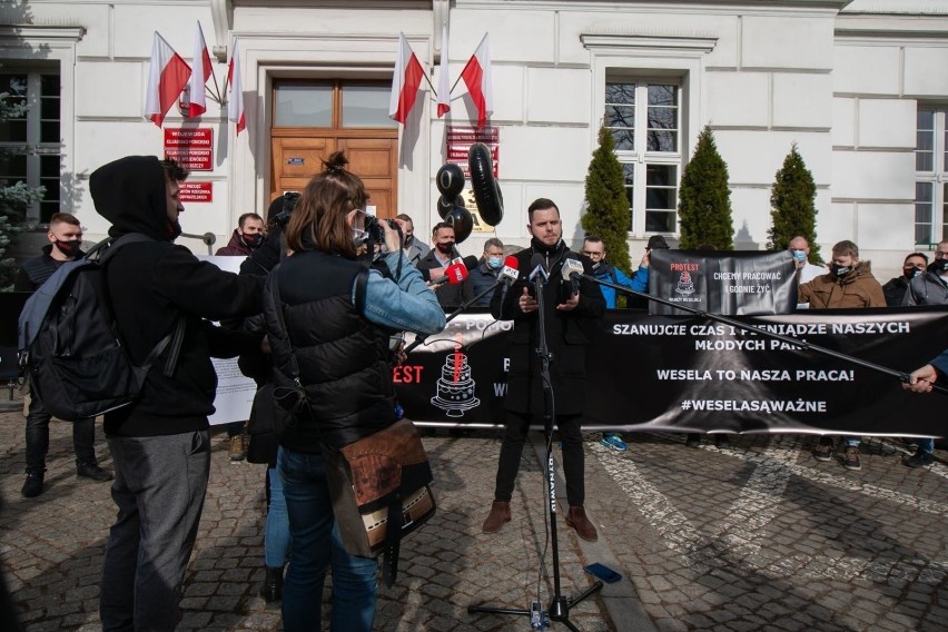 Przedstawiciele kilkudziesięciu zawodów z branży weselnej z...