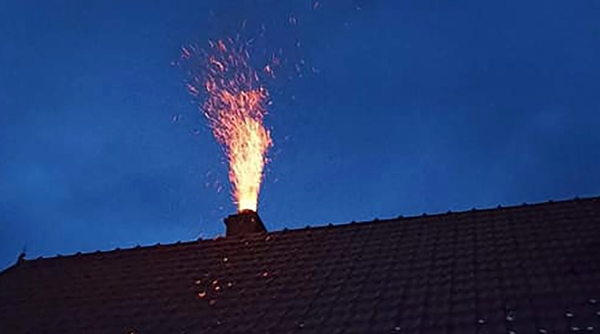 W Kąclowej strażacy gasili nocny pożar domu wywołany zapaleniem się sadzy w kominie