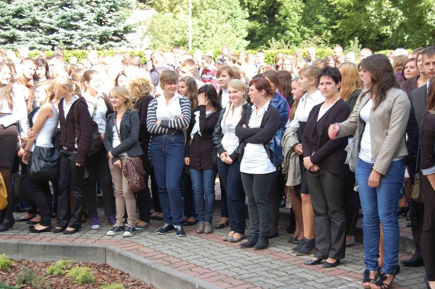 Człuchów. Wojewódzkiej inauguracji roku szkolnego towarzyszył protest Ruchu Poparcia Palikota