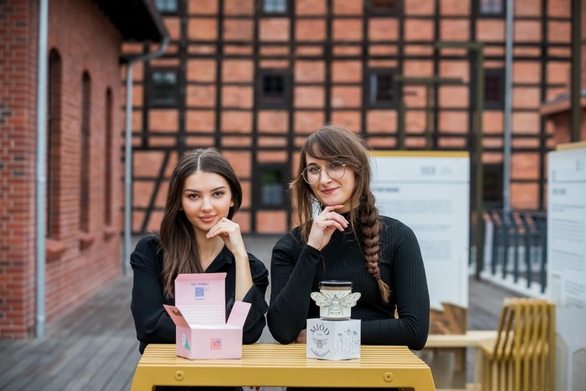 Gabriela Skrobacka (z lewej) i Michalina Garnik, studentki...