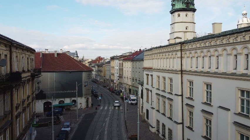 Kraków. Ulica Krakowska nadal jest placem budowy. Miasto nie może doczekać się poprawek [ZDJĘCIA]