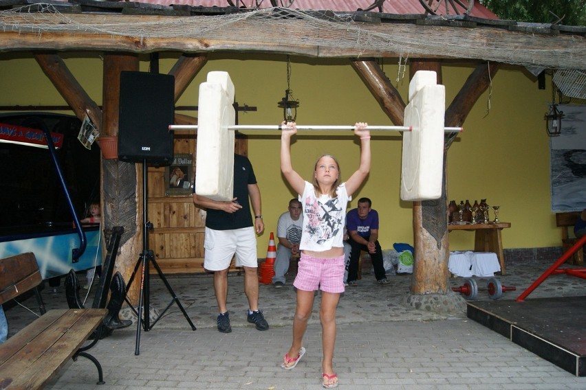 Łeba: Konkursy siłowe dla amatorów w Łebie. Każdy mógł spróbować swoich sił. Zapraszamy do galerii