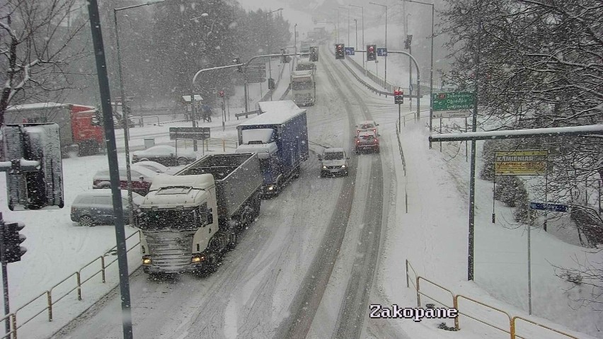 Zakopianka jest zasypana, w wielu miejscach samochody nie...