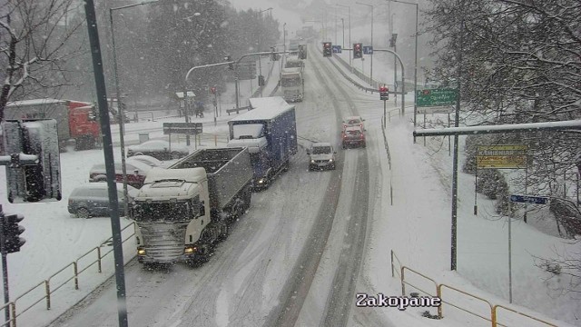 Zakopianka jest zasypana, w wielu miejscach samochody nie mogą przejechać.