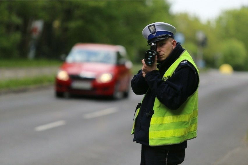 Policjanci często sprawdzają prędkość i trzeźwość kierowców...