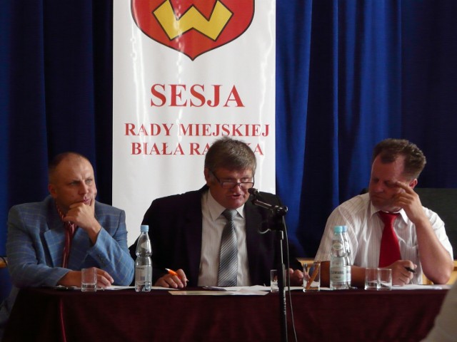 Radny Adam Stępniewski (w środku) na sesji Rady Miejskiej Biała Rawska