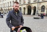 Żona zaginionego we Wrocławiu Dariusza Górala apeluje. WIDEO