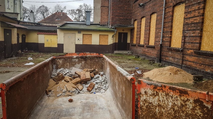 Leszno. Burzą wnętrza dawnej szkoły zawodowej na Metziga. Tu będzie biblioteka [ZDJĘCIA]