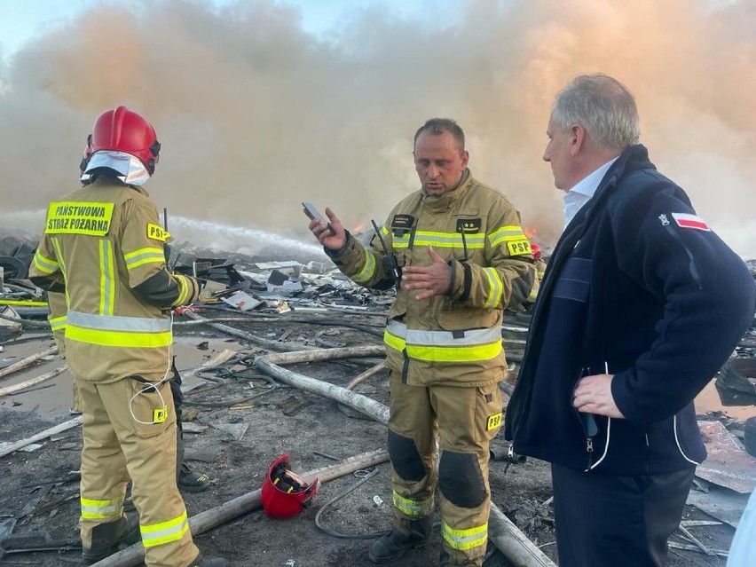 Lębork. Pożar na dawnym złomowcu ugaszony. Strażacy walczyli z żywiołem ponad dobę